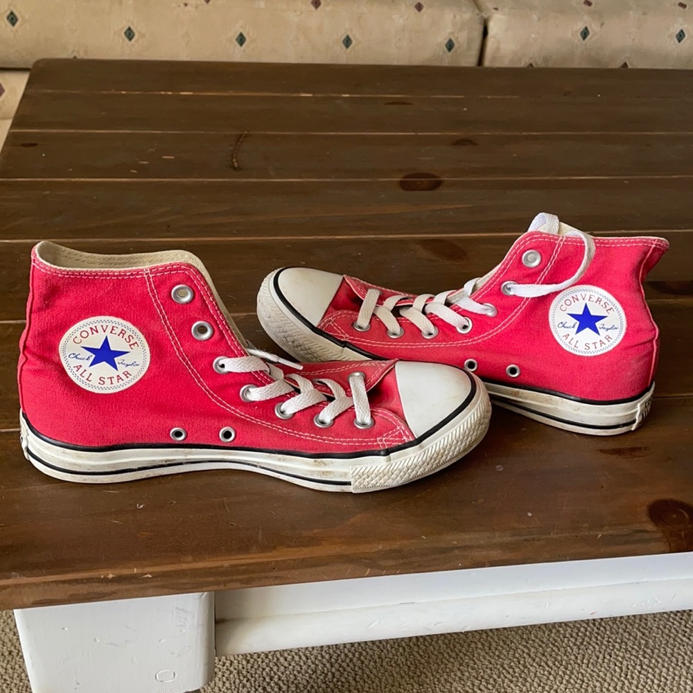 Converse all star Chuck Taylor, size 6 in men, size 8 in women.
